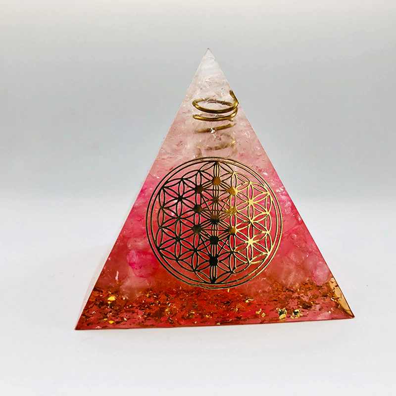Pyramide en Orgonite avec cristal de roche, cuivre et or