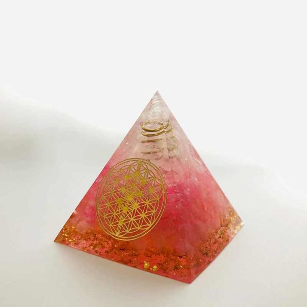 Pyramide en Orgonite avec cristal de roche