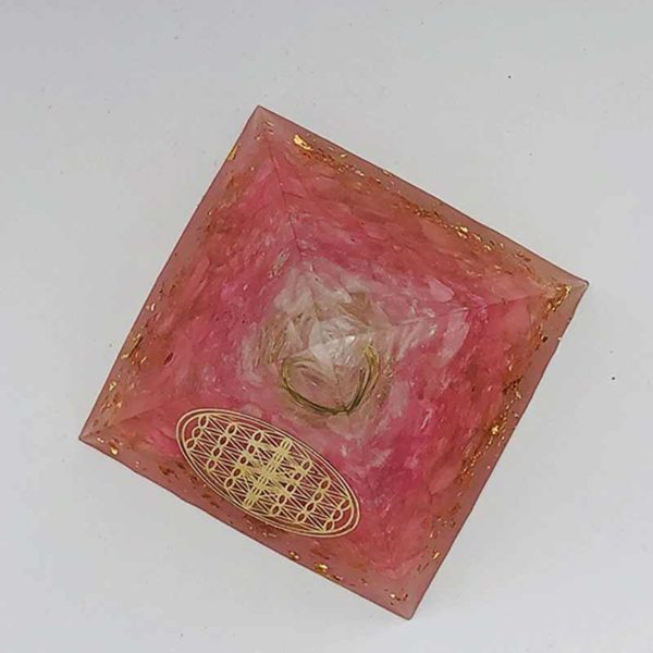Pyramide en Orgonite avec cristal de roche