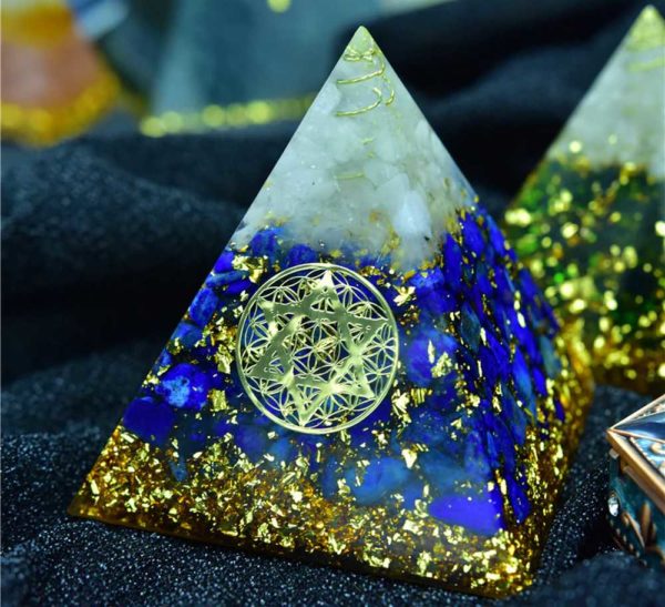 Pyramide en orgonite avec Lapis-lazuli et Cristal de roche