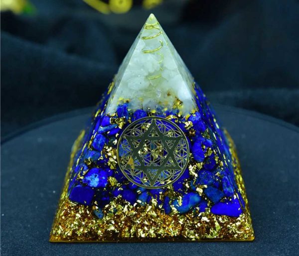Pyramide en orgonite avec Lapis-lazuli et Cristal de roche