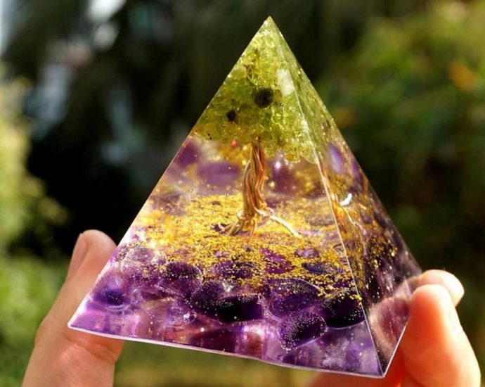 Pyramide Orgonite avec Améthyste et Arbre en Péridot 5cm NHA