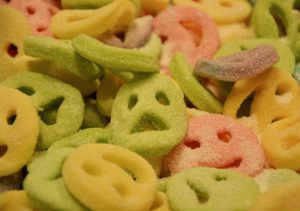 Les aliments dénaturés et industriels peuvent devenir toxiques, surtout consommés en grande quantité.