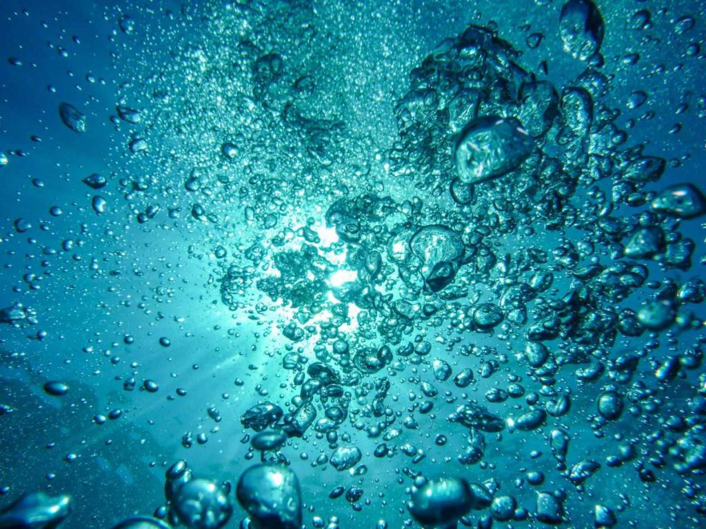 Les propriété physiques, chimiques, thermodynamiques et biologiques de l'eau en font un élément indispensable pour la vie .