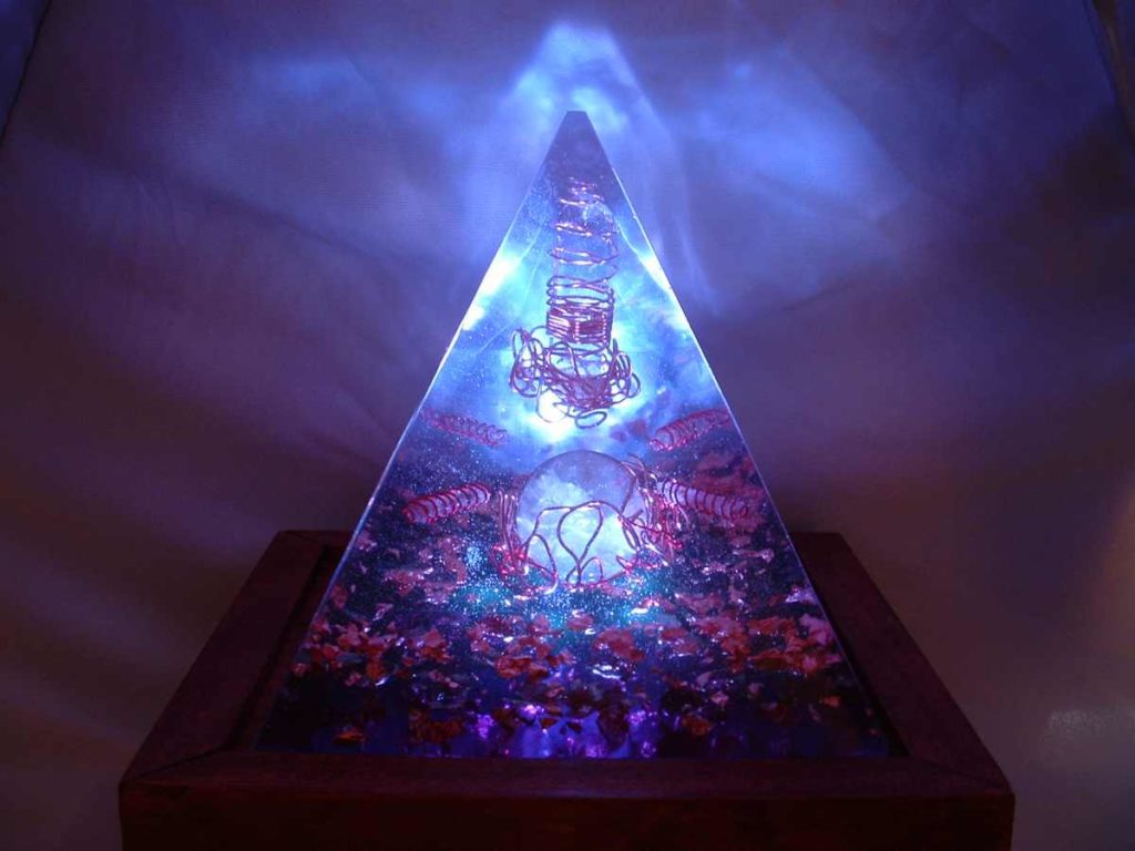 Orgonite en forme de pyramide, contenant de la fluorite