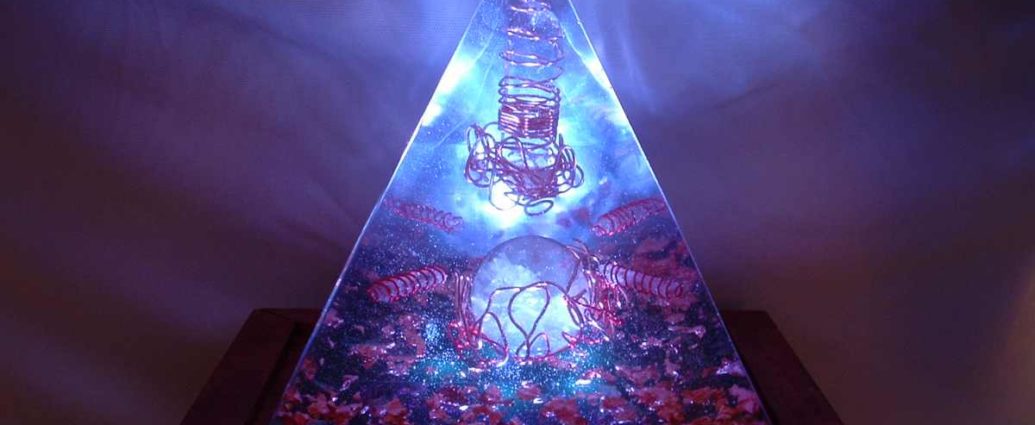 Orgonite en forme de pyramide, contenant de la fluorite