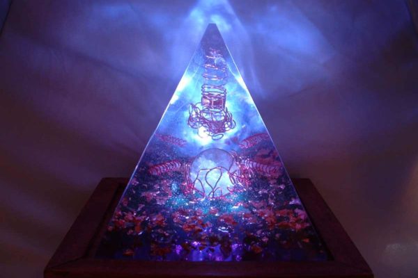 Orgonite en forme de pyramide, contenant de la fluorite