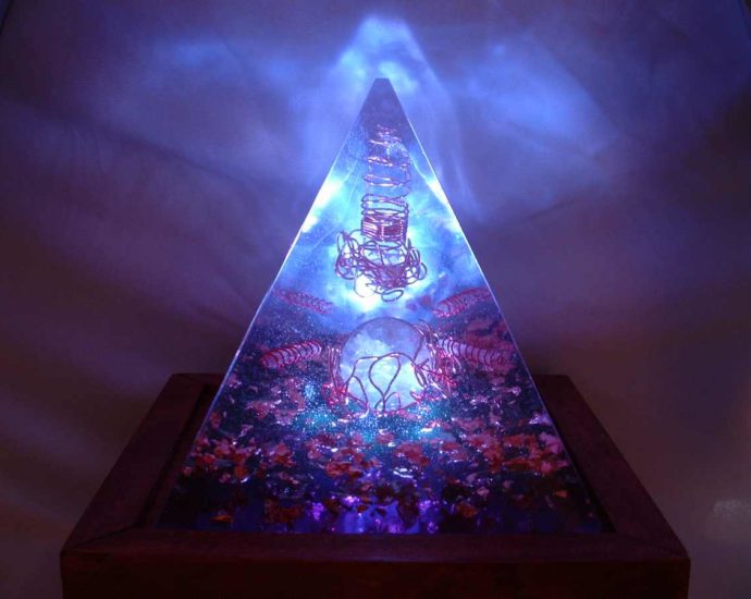 Orgonite en forme de pyramide, contenant de la fluorite