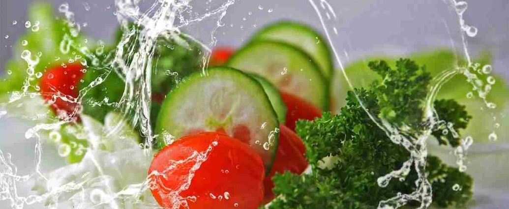 Une alimentation organique contient des cellules d'un autre organisme (plante, animal, etc.) et non des molécules mortes comme les minéraux dans l'eau.