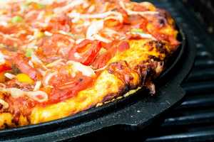 Pizza - L'alimentation conventionnelle et cuite, moderne et industrielle, est de plus en plus considérée comme la cause de nombreuses pathologies chroniques qui affligent nos sociétés modernes, surtout occidentales. Pizza - L'alimentation conventionnelle et cuite, moderne et industrielle, est de plus en plus considérée comme la cause de nombreuses pathologies chroniques qui affligent nos sociétés modernes, surtout occidentales.