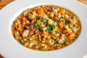 Soupe de lentilles, cuisson à l'étouffée - Cette soupe de lentilles, cuite à l'étouffée, est un exemple pour une cuisson saine préservant une grande partie des micronutriments. Pour enlever un maximum des anti-nutriments des légumineuses, il est conseillé de les faire tremper dans de l'eau pendant 24 - 48h avant leur cuisson Soupe de lentilles, cuisson à l'étouffée - Cette soupe de lentilles, cuite à l'étouffée, est un exemple pour une cuisson saine préservant une grande partie des micronutriments. Pour enlever un maximum des anti-nutriments des légumineuses, il est conseillé de les faire tremper dans de l'eau pendant 24 - 48h avant leur cuisson